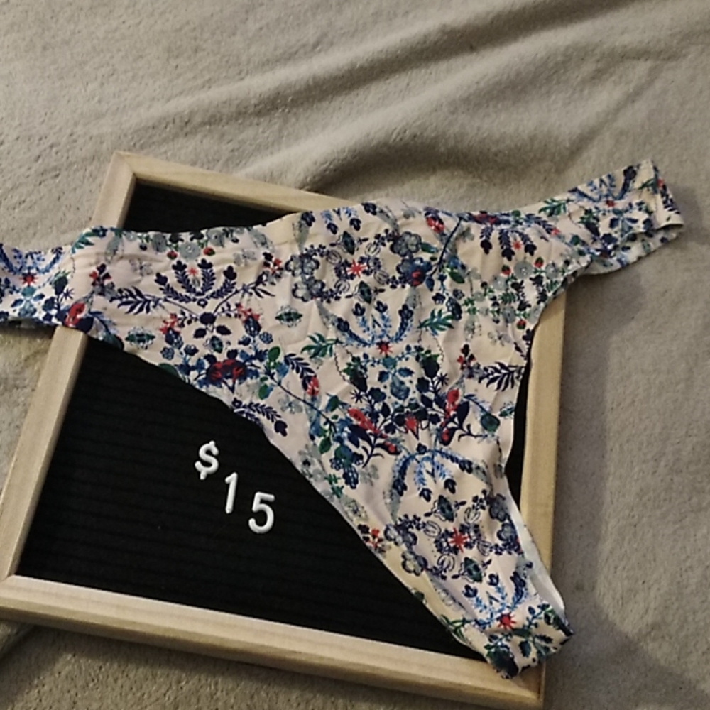 I'm selling a pair of thongs